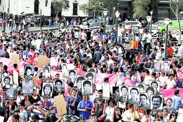 People holding pictures of victims of the guerrilla conflict in the 80s and 90s protest after Peruvian President Pedro Pablo Kuczynski pardoned former President Alberto Fujimori in Lima