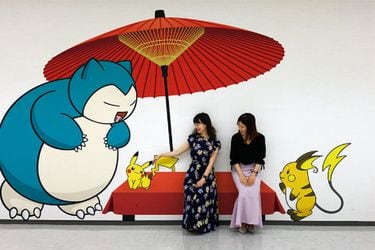 Murales con personajes de Pokémon reciben a turistas en aeropuerto de Tokio