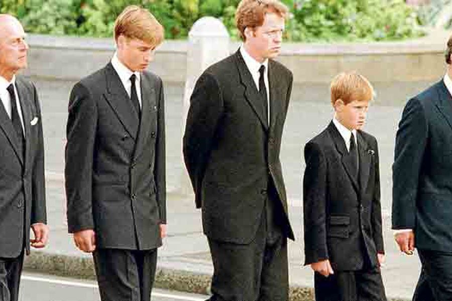 El duque Felipe de Edimburgo, el príncipe Guillermo, Earl Spencer, el príncipe Harry y el príncipe Carlos caminan durante el funeral de la princesa Diana, en septiembre de 1996.