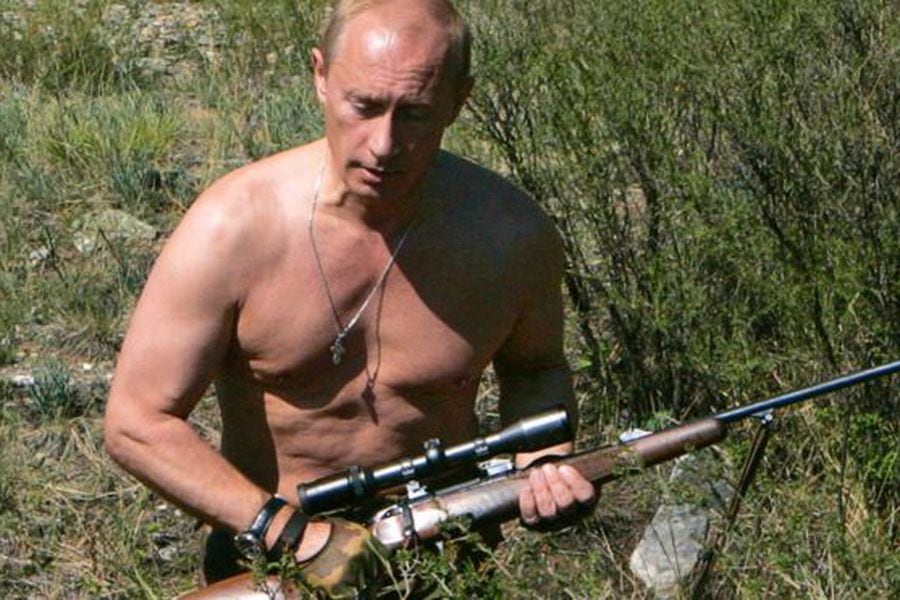 Quién está comprando el calendario del presidente Vladimir Putin, en el que  sale sin camisa? - La Tercera