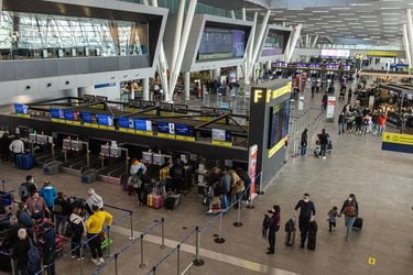 Tráfico del aeropuerto de Santiago a agosto llega a casi 12 millones de pasajeros, pero está 30% por debajo de nivel prepandemia