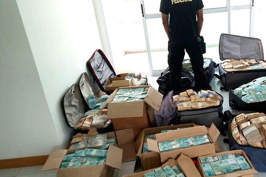 Fotografía cedida por la Policía Federal de cajas y maletas con dinero halladas por las autoridades hoy, 5 de septiembre de 2017, en un apartamento que sería usado por el exministro Geddel Vieira Lima,