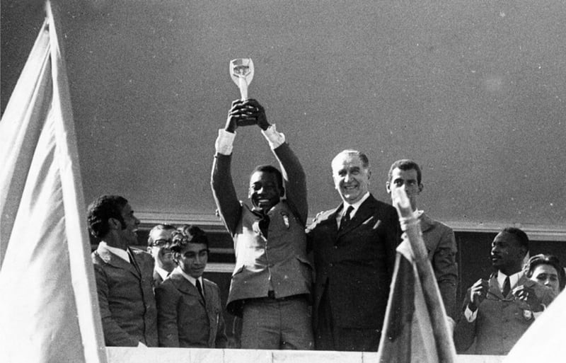 Pelé muestra la copa Jules Rimet al pueblo de Brasil, luego de ganarla en México 1970, a su lado, el dictador Emílio Garrastazu Médici.