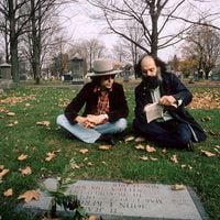 Clave cultural: Bob Dylan y Allen Ginsberg visitan la tumba de Jack Kerouac