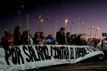 Miles de cesantes marchan contra la pobreza en Argentina: reclaman más ayuda social ante inflación sin freno