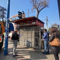 Inician retiro de kioskos abandonados en Santiago: uno tenía dulces vencidos el 2015