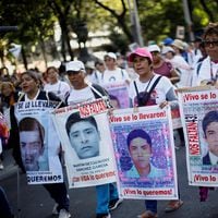 México: Tensiones entre gobierno y familiares de jóvenes desaparecidos marcan aniversario de caso Ayotzinapa