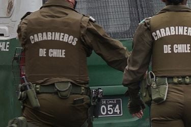 Tres sujetos fueron detenidos tras persecución policial que terminó con el choque de un bus del Transantiago en Peñalolén