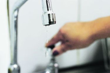 Sanitarias advierten a la CC que carácter “incomerciable” del agua que aprobó significa “un serio tropiezo a las distintas actividades”