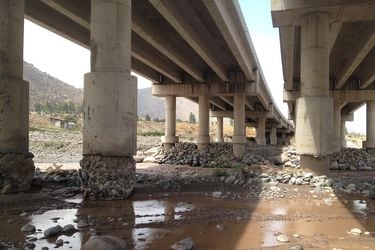 Extracción de áridos: Denuncian que degradación de orillas del río Maipo amenaza consumo de agua de Santiago