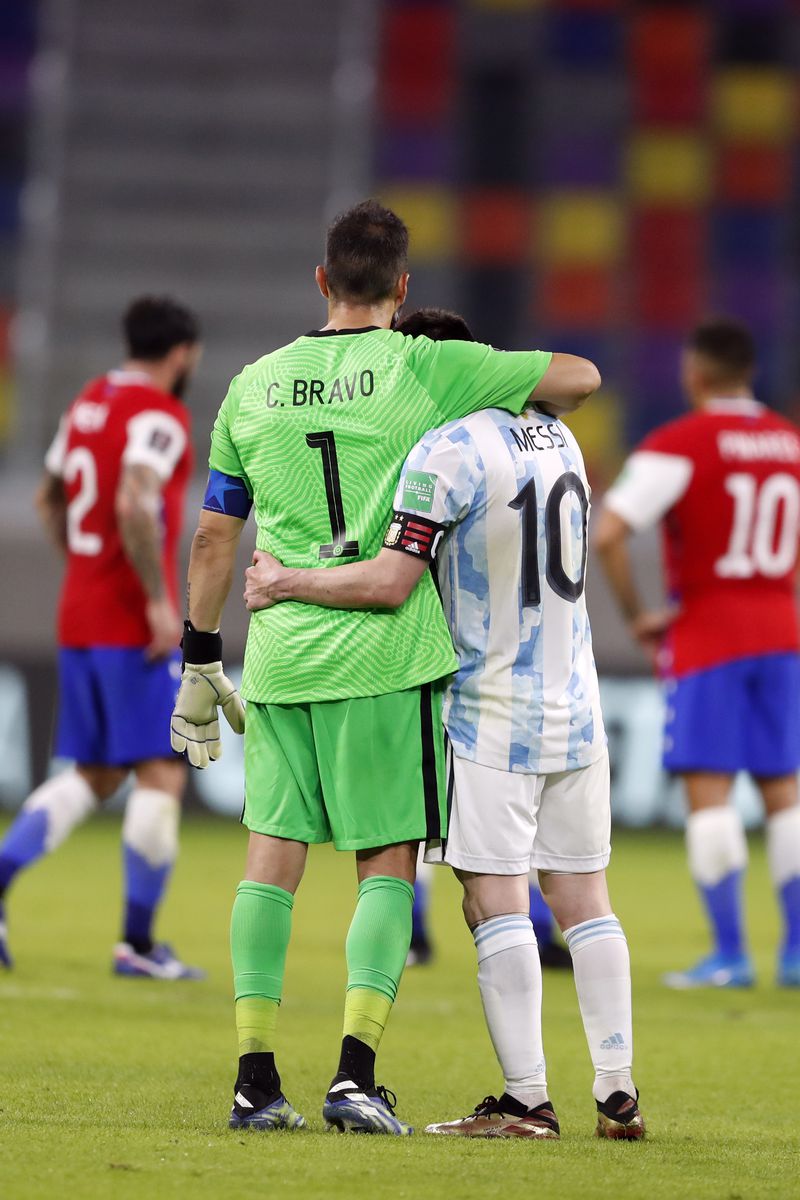 La prensa argentina destacó la actuación de Bravo en el partido entre Chile y Argentina por las Eliminatorias para el Mundial de Qatar 2021.