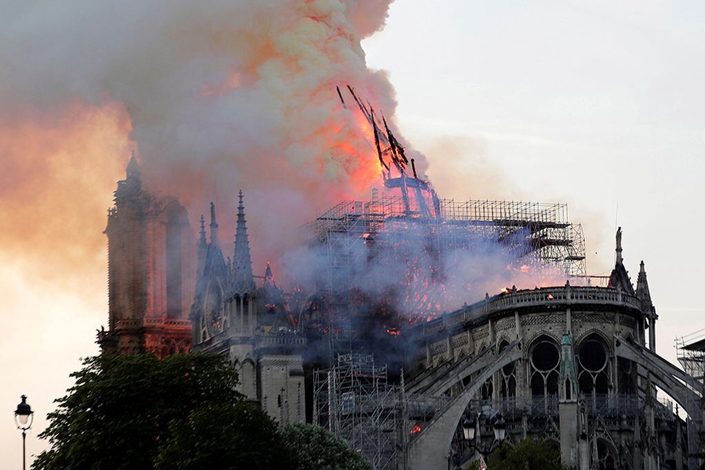 EPA9071. PARÍS (FRANCIA), 15/04/2019.- La aguja central de la catedral de Notre Dame cae durante un incendio este lunes en París, Francia. La aguja central de la catedral de Notre Dame de París se derrumbó este lunes devorada por un incendio que afectó...