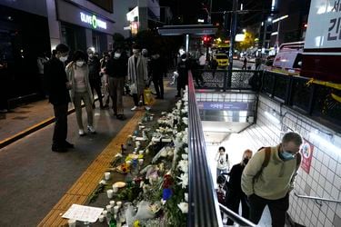Cómo la fiesta de Halloween terminó en muertes en el popular distrito de Itaewon de Seúl