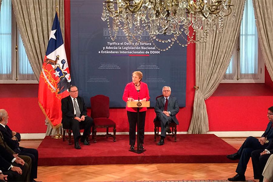 Michelle Bachelet promulga ley que tipifica delitos de tortura