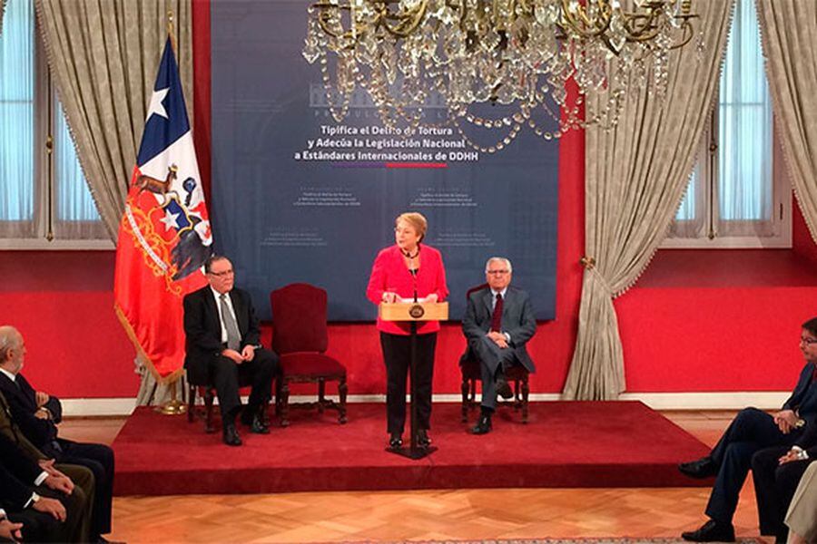 Michelle Bachelet promulga ley que tipifica delitos de tortura