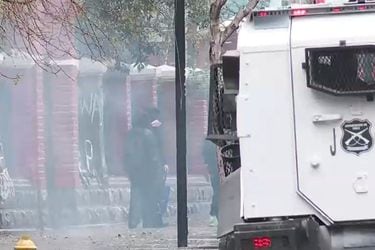 Encapuchados protagonizan incidentes en las afueras del Liceo Barros Borgoño en Santiago