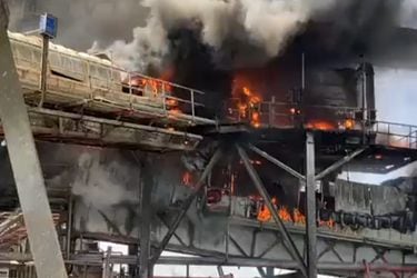 Incendio afecta al muelle del terminal portuario de Mejillones en Antofagasta