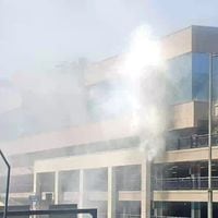 Controlan incendio en estacionamiento de centro comercial en Las Condes