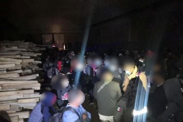 Encuentran a más de 200 migrantes en una bodega de México