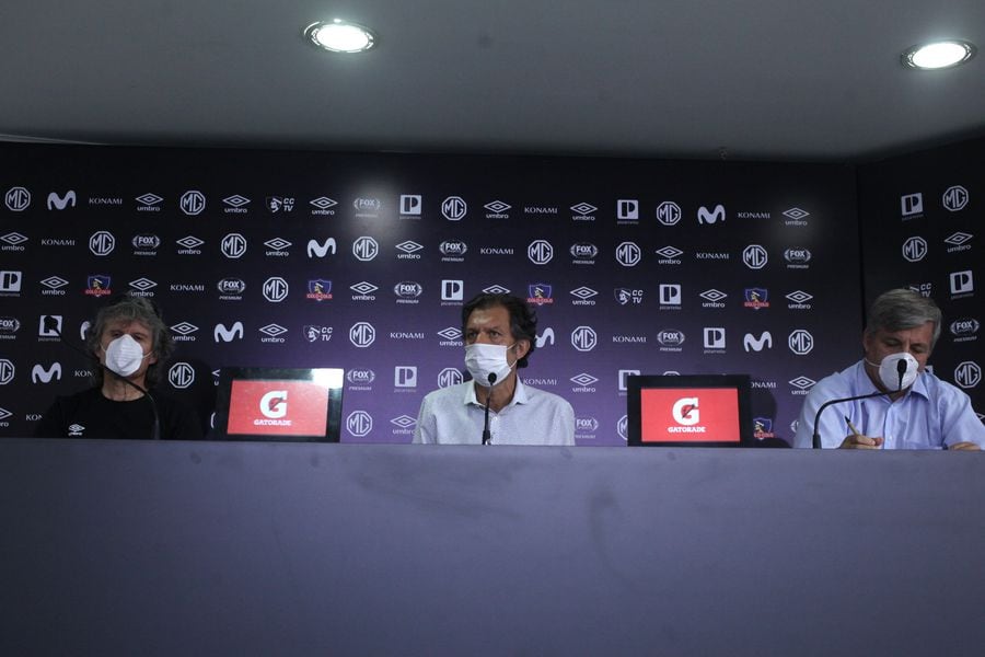 Una imagen de la conferencia de prensa de abril de 2020, en la que se anuncia la decisión de mandar al plantel de Colo Colo al seguro de cesantía.