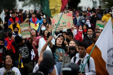 Manifestantes y policías se enfrentan en aniversario de estallido social en Colombia
