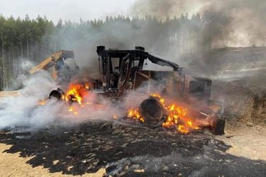 Encapuchados queman nueve máquinas en forestal de la comuna de Fresia