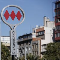 Metro acusa que placa en estación Baquedano fue instalada “de manera fraudulenta” y busca dar con los responsables