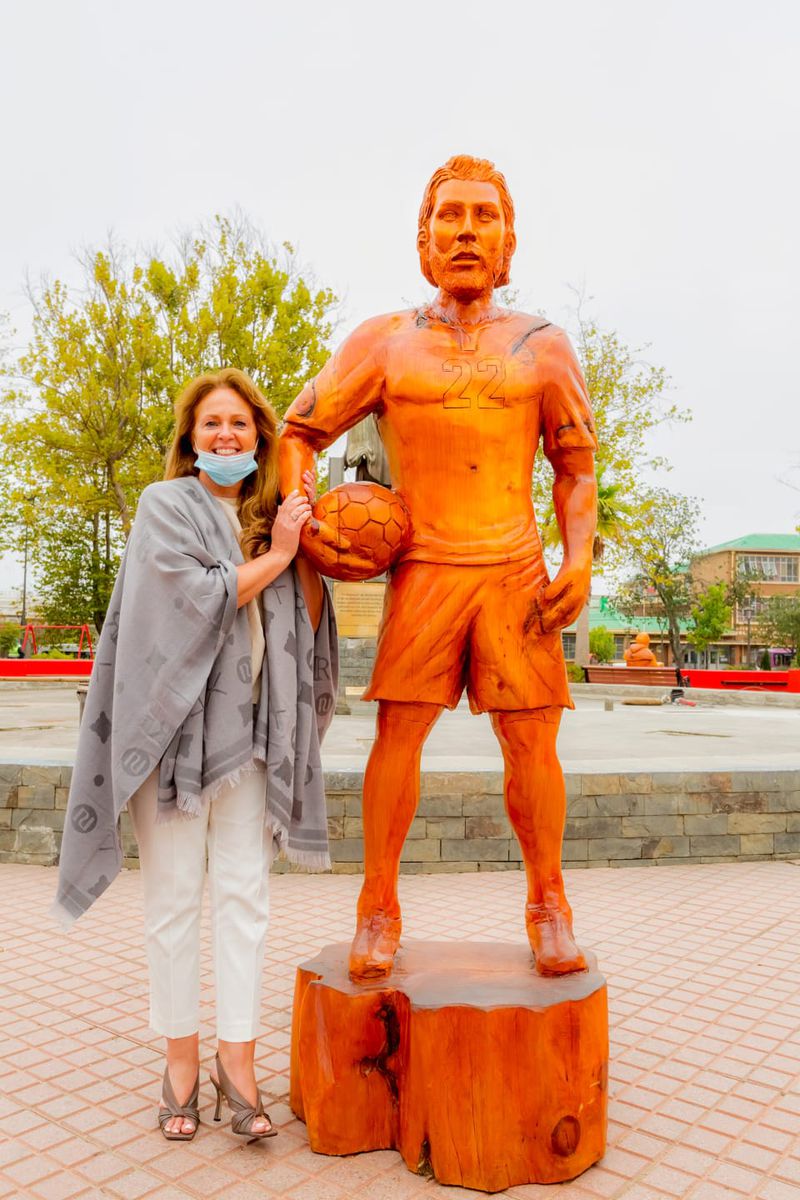 Andrea Díaz posa junto a la estatua de Ben Brereton en Penco.
