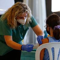 ISP decide autorizar vacunación en Chile a menores desde los seis años con inyección de Sinovac
