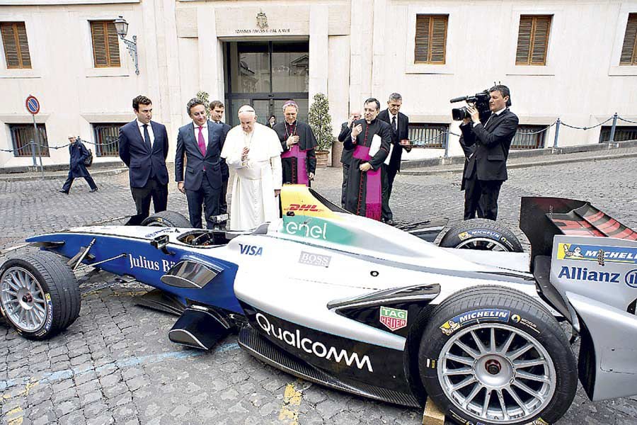 Pope-Francis-blesses-a-Formula-E-electric-r-(41361540)