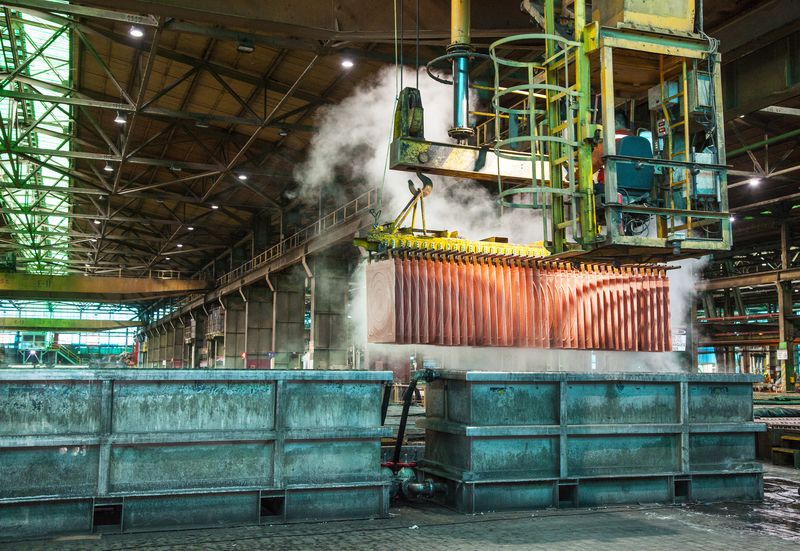 Cochilco aplica fuerte alza en  proyección para el precio del cobre este año y advierte riesgos para producción en Chile y Perú