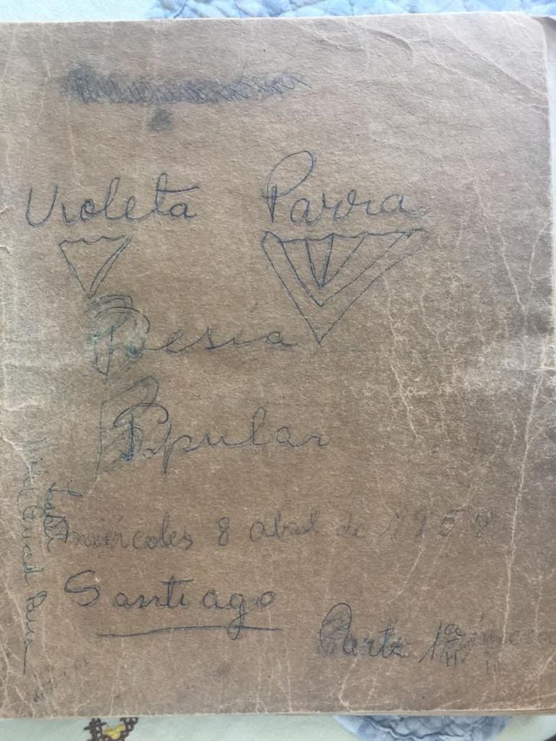 Tapa de uno de los cuadernos de Violeta Parra, guardados por su hija, Isabel.