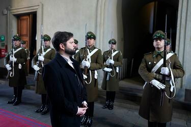 El Presidente Gabriel Boric en su llegada a La Moneda este lunes.
