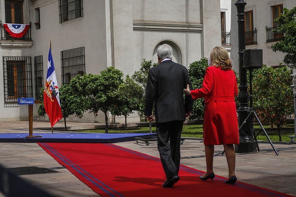 30 de septiembre del 2020/SANTIAGO
El Presidente de la República, Sebastián Piñera, acompañado por Cecilia Morel, caminan por la alfombra roja para  realizar una declaración a la prensa, en el Palacio de La Moneda para destacar los beneficios que tendr...