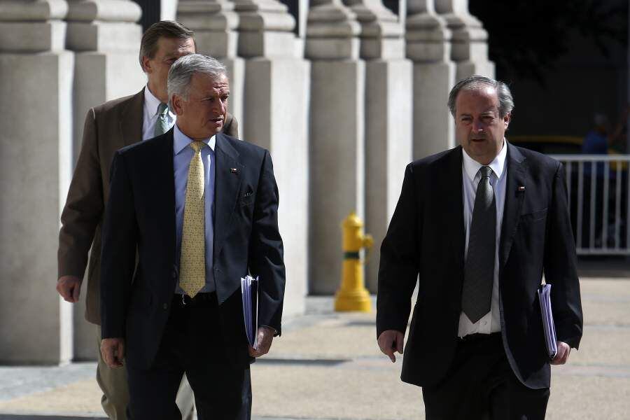 Ministros de Hacienda y Trabajo llegan al palacio de la Moneda para reunirse con el presidente de la Republica