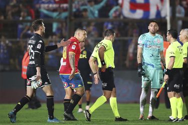 Diego Flores expulsa a Emiliano Vecchio en el duelo frente a la U
