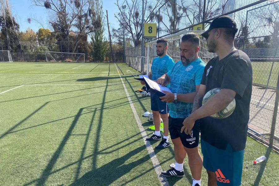 Josele González, al centro, y sus colaboradores registran la información de los jugadores chilenos que están observando para el Fuenlabrada.