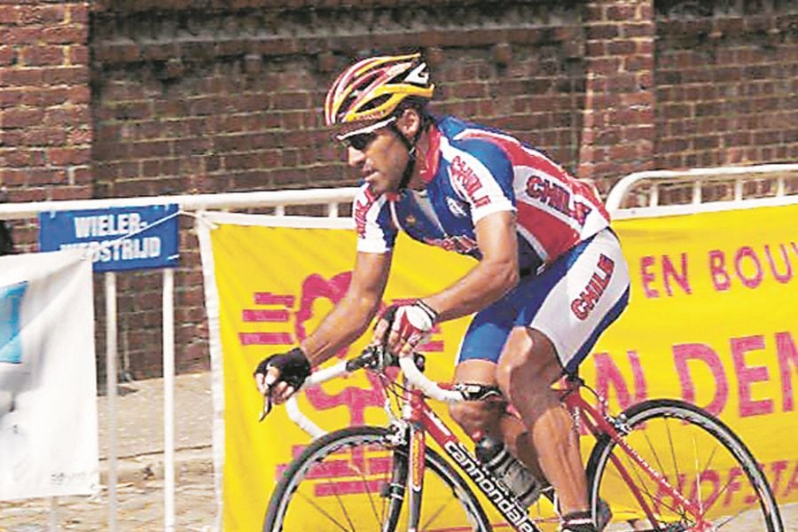 Luis Sepúlveda, en bicicleta.