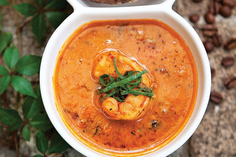 Bisque de camarones con reducción de café y jerez La Tercera