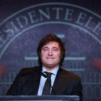 Tras triunfo de Milei, bolsa argentina se dispara mientras el dólar blue volvió a empinarse sobre los $1.000