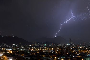 Declaran alerta preventiva en diez comunas de la Región Metropolitana ante pronóstico de tormenta eléctrica