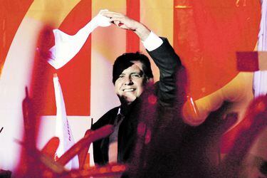 FILE PHOTO_ Peruvian presidential candidate Garcia waves to supporters before his final campaign rally in Lima (45278738)