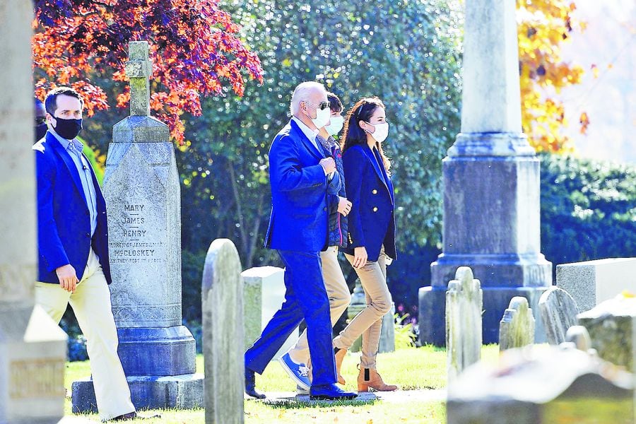 El presidente electo Joe Biden, llega al cementerio para visitar las tumbas de su hijo, primera esposa e hija, en la Iglesia Católica Romana Brandywine en Wilmington