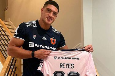 Sammis Reyes recibió una camiseta de Universidad de Chile como regalo.