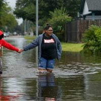 Autoridades ordenan evacuación obligatoria de área metropolitana de Houston ante una “ola de inundaciones”