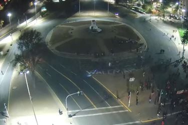 Protestas activan desvíos preventivos en el sector de Plaza Baquedano
