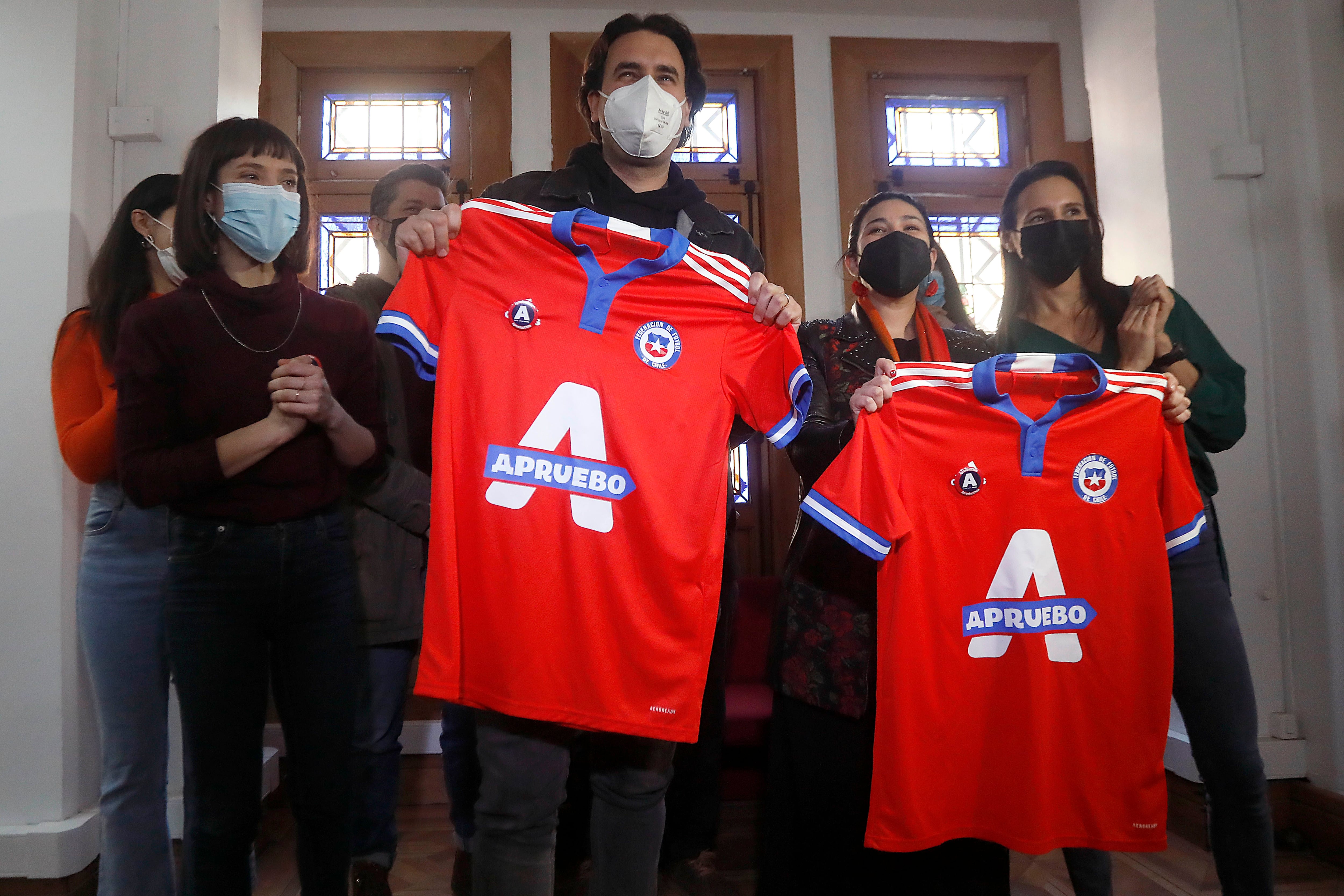 La ANFP y Adidas rayan la cancha por el uso de la imagen de la Roja en campaña del Apruebo: “La camiseta de la es de todos” - La Tercera