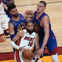 Nikola Jokic y Jamal Murray destrozan al Heat en Miami para poner en ventaja a Denver en la final de la NBA