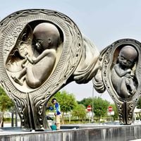Damien Hirst vuelve al espacio público en Qatar con 14 fetos gigantes