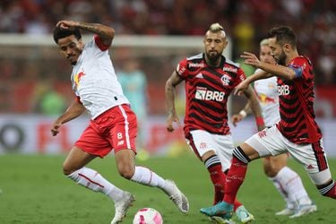 Arturo Vidal vuelve a la titularidad por el Flamengo, en la goleada sobre Bragantino